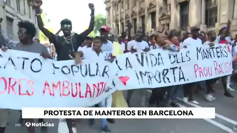 Los manteros de Barcelona se manifiestan por el "racismo institucional" que hay contra ellos Los manteros de Barcelona se manifiestan por el "racismo institucional" que hay contra ellos
