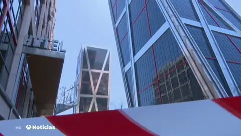 Evacúan una de las Torres Kio tras caer al vacío una góndola de limpieza Evacúan una de las Torres Kio tras caer al vacío una góndola de limpieza