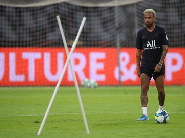 Neymar, en un entrenamiento con el PSG