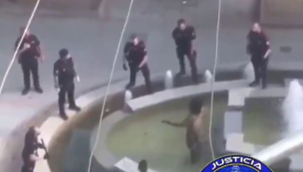 Espectacular salto de un policía dentro de una fuente para reducir a un hombre con un machete