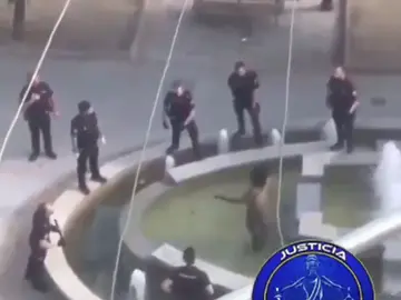 Espectacular salto de un policía dentro de una fuente para reducir a un hombre con un machete Espectacular salto de un policía dentro de una fuente para reducir a un hombre con un machete