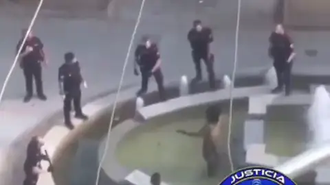 Espectacular salto de un policía dentro de una fuente para reducir a un hombre con un machete Espectacular salto de un policía dentro de una fuente para reducir a un hombre con un machete