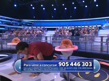 Un concursante de ¡Ahora caigo! a punto de caer por la trampilla tras un tropezón Un concursante de ¡Ahora caigo! a punto de caer por la trampilla tras un tropezón