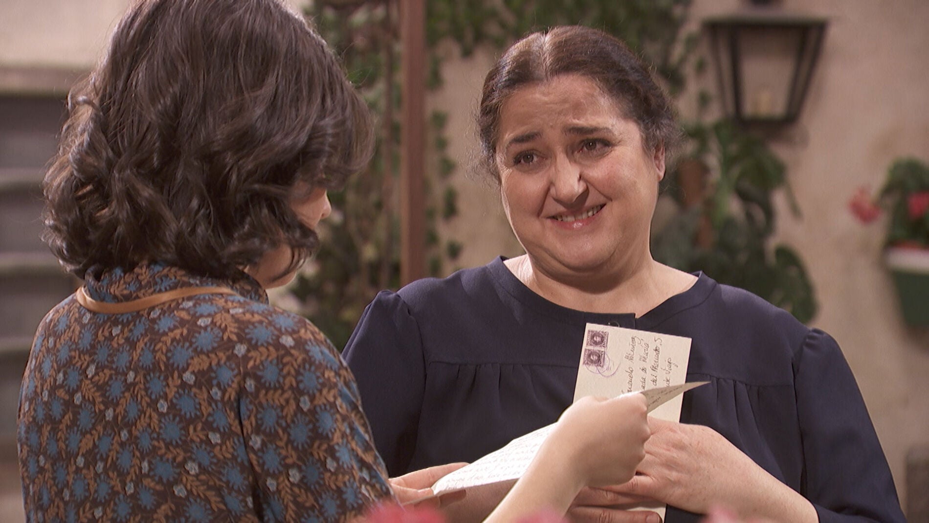 Consuelo recibe una emotiva carta de Elsa 