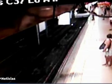 Detenido tras empujar a un joven a las vías del Metro en el momento en el que pasa el convoy