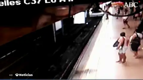 Detenido tras empujar a un joven a las vías del Metro en el momento en el que pasa el convoy Detenido tras empujar a un joven a las vías del Metro en el momento en el que pasa el convoy