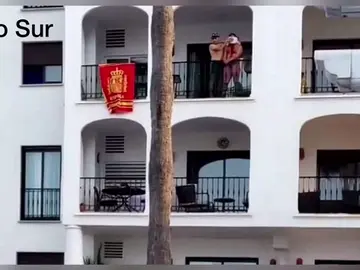 Hombre maniatado y ensangrentado en el balcón Hombre maniatado y ensangrentado en el balcón