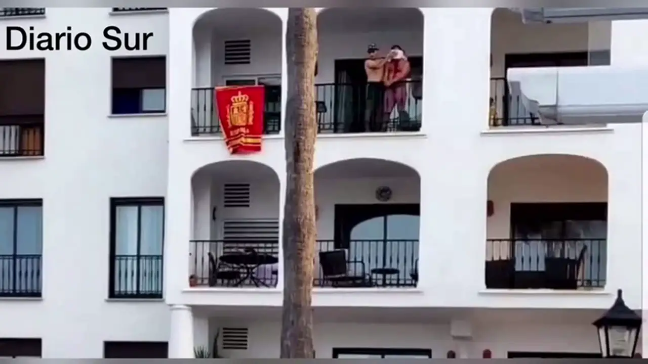 Un hombre secuestra y maniata a otro y lo saca al balcón ensangrentado