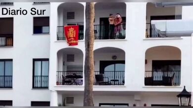 Un hombre secuestra y maniata a otro y lo saca al balcón ensangrentado 