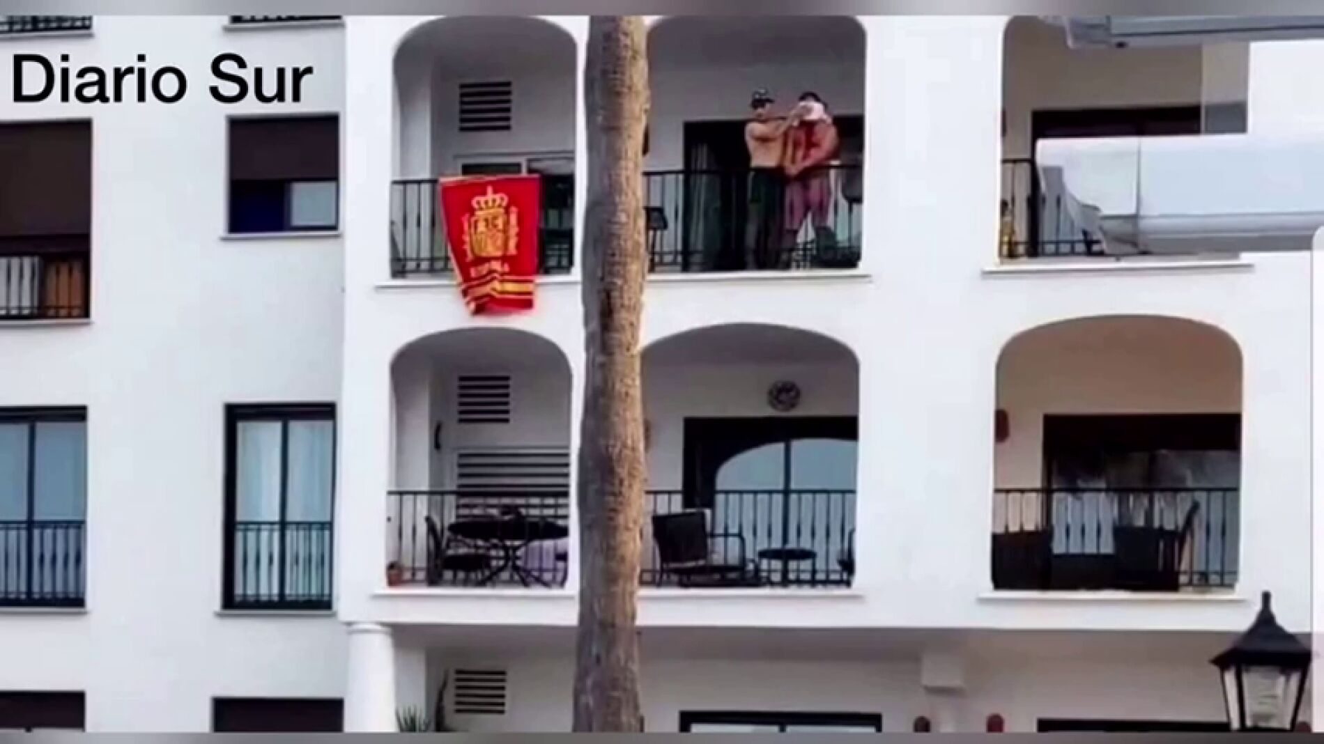 Hombre maniatado y ensangrentado en el balc&oacute;n