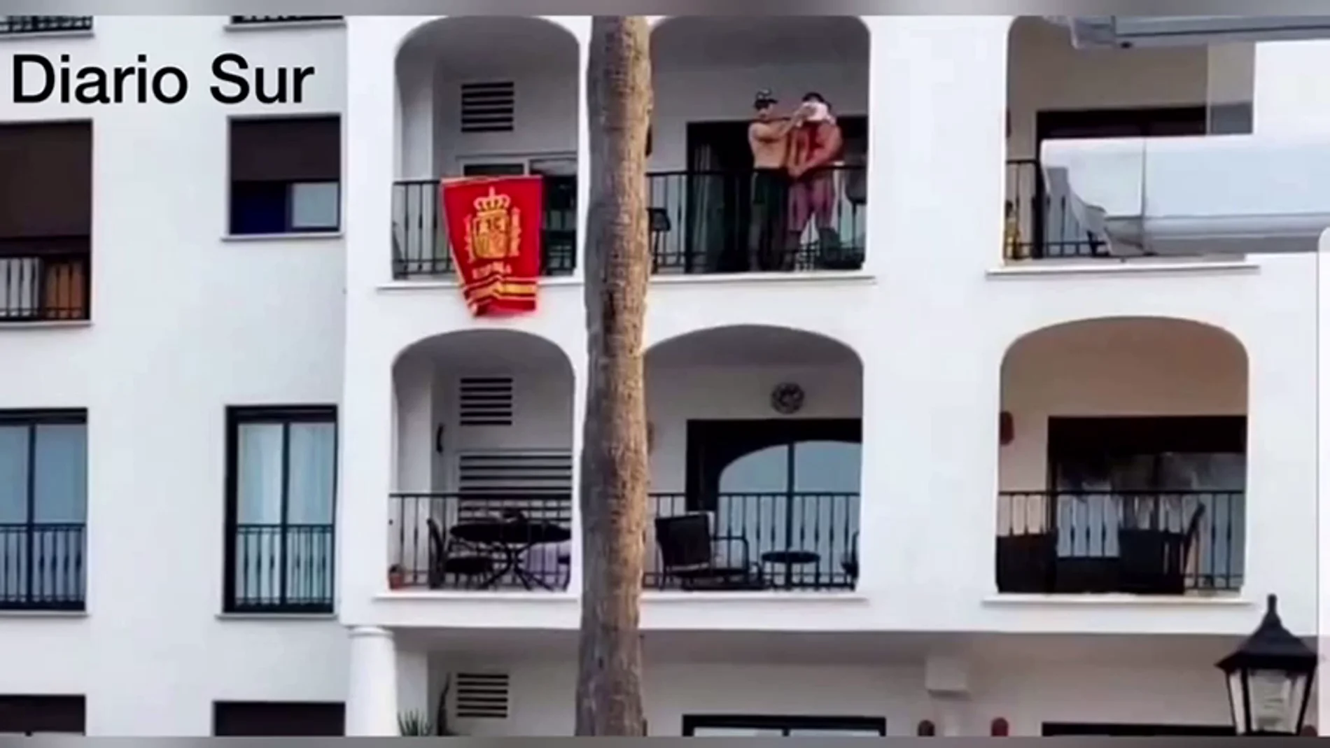 Hombre maniatado y ensangrentado en el balcón