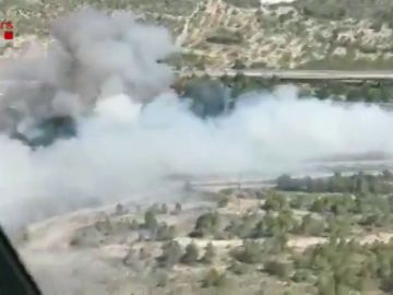 Un incendio obliga a cortar la AP-7 y la A-7 en Tarragona en plena operación salida