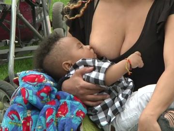 2.000 madres colombianas amamantan a sus bebés en el 'Parque de los Novios' para promover la lactancia materna