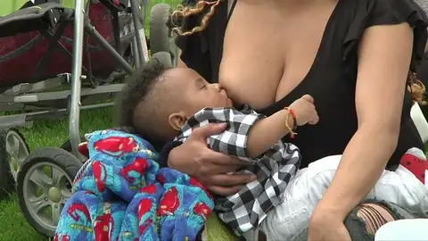 2.000 madres colombianas amamantan a sus bebés en el 'Parque de los Novios' para promover la lactancia materna 2.000 madres colombianas amamantan a sus bebés en el 'Parque de los Novios' para promover la lactancia materna