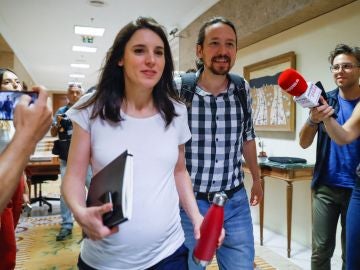 Los líderes de Unidas Podemos Pablo Iglesias (d) e Irene Montero (i)