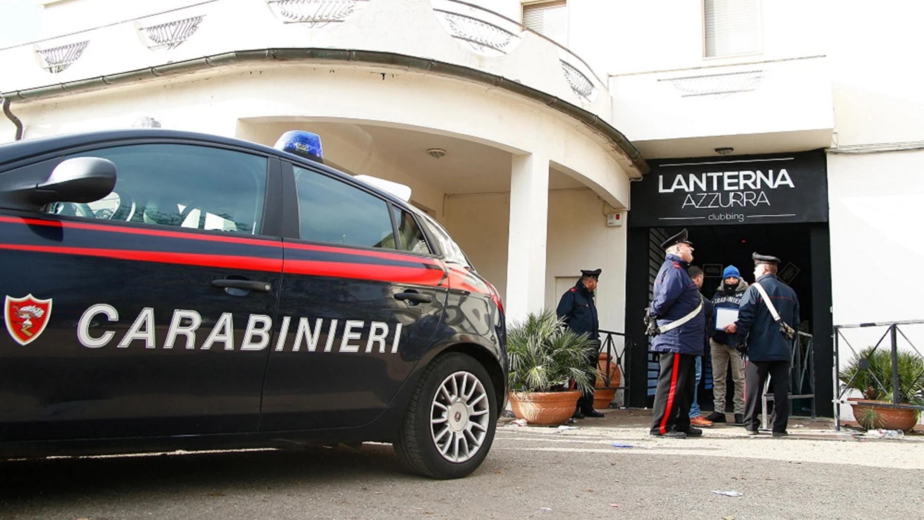 Agentes de los Carabineros en la discoteca 'Lanterna Azurra', donde murieron cinco personas en una estampida Agentes de los Carabineros en la discoteca 'Lanterna Azurra', donde murieron cinco personas en una estampida