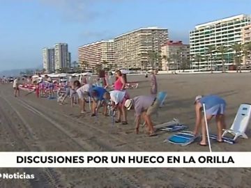 Las playas, escenario de 'guerras' por un hueco en la arena para clavar la sombrilla