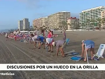 Las playas, escenario de 'guerras' por un hueco en la arena para clavar la sombrilla Las playas, escenario de 'guerras' por un hueco en la arena para clavar la sombrilla