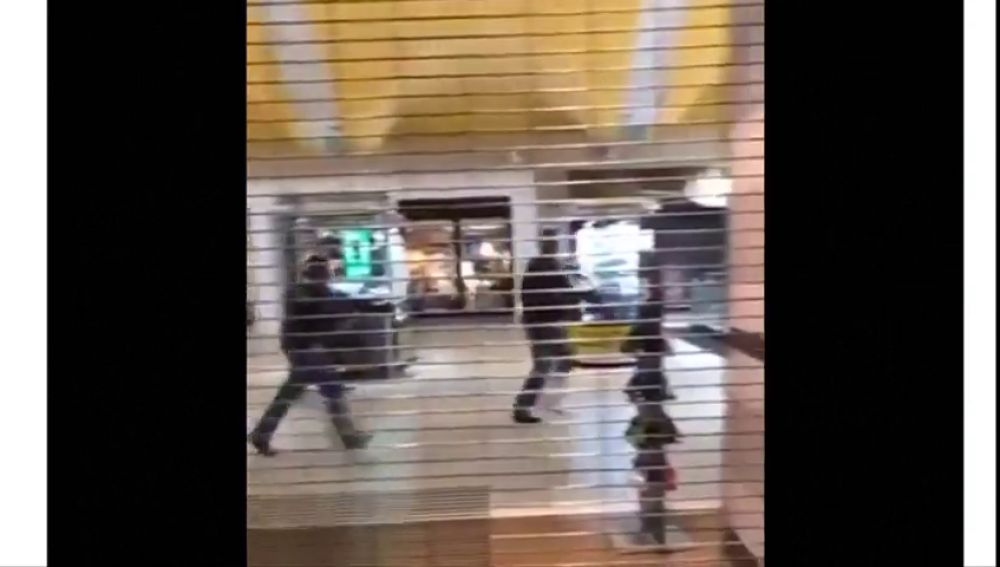La persecución de los agentes de seguridad al sospechoso del tiroteo en el centro comercial Walmart de El Paso, en Texas