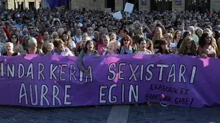 Miles de mujeres se concentran en Bilbao para denunciar la violación grupal de una joven a manos de seis individuos Miles de mujeres se concentran en Bilbao para denunciar la violación grupal de una joven a manos de seis individuos
