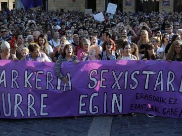 Miles de mujeres se concentran en Bilbao para denunciar la violación grupal de una joven a manos de seis individuos