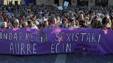 Miles de mujeres se concentran en Bilbao para denunciar la violación grupal de una joven a manos de seis individuos Miles de mujeres se concentran en Bilbao para denunciar la violación grupal de una joven a manos de seis individuos