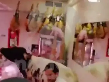 Un manso se cuela en una carnicería en las fiestas de la localidad navarra de Estella Un manso se cuela en una carnicería en las fiestas de la localidad navarra de Estella