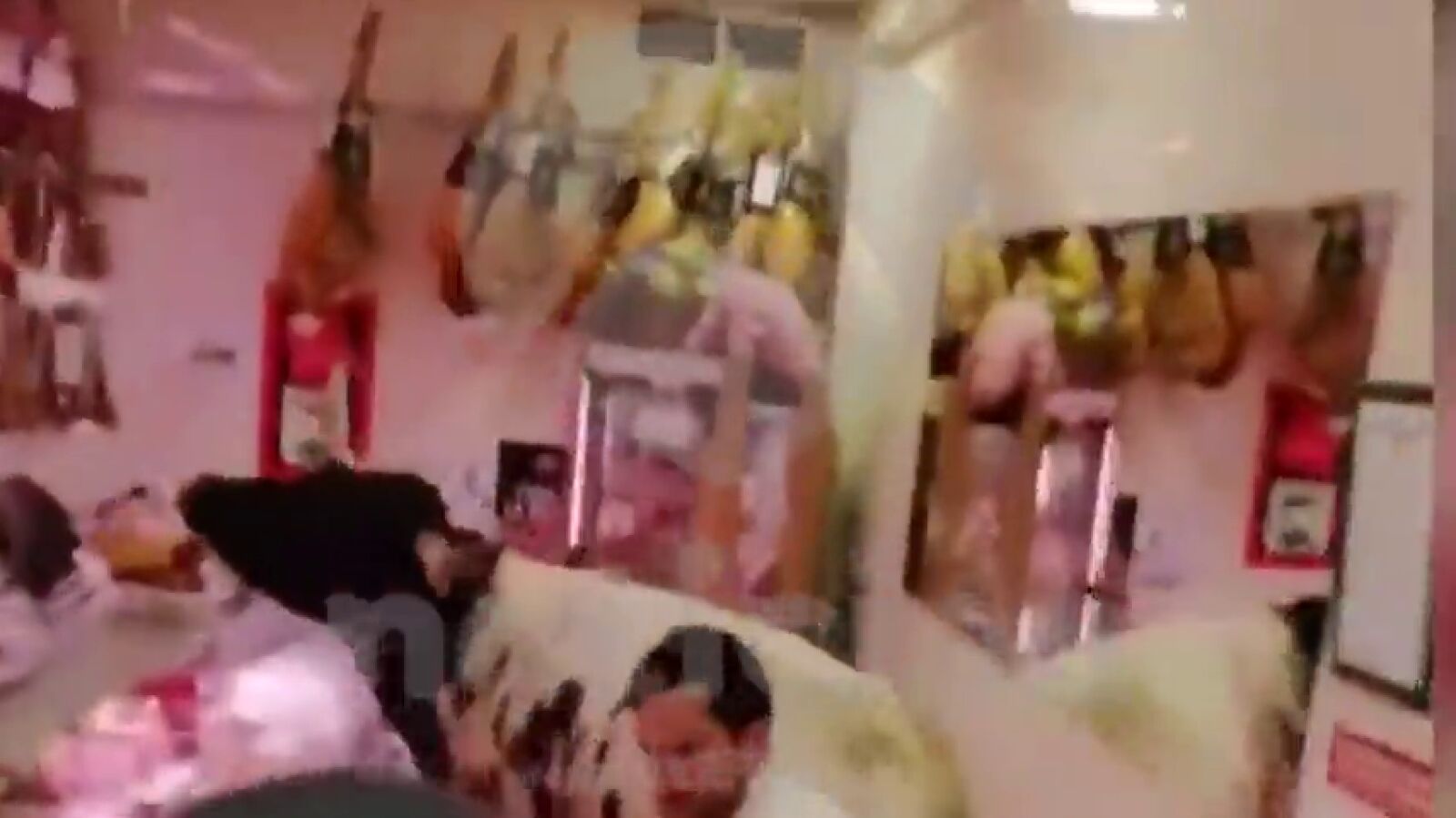 Un toro se cuela en una carnicería en las fiestas de la localidad navarra de Estella