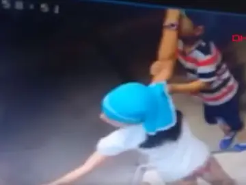 Un niño casi muere en el ascensor al engancharse su cordón en las puerta Un niño casi muere en el ascensor al engancharse su cordón en las puerta