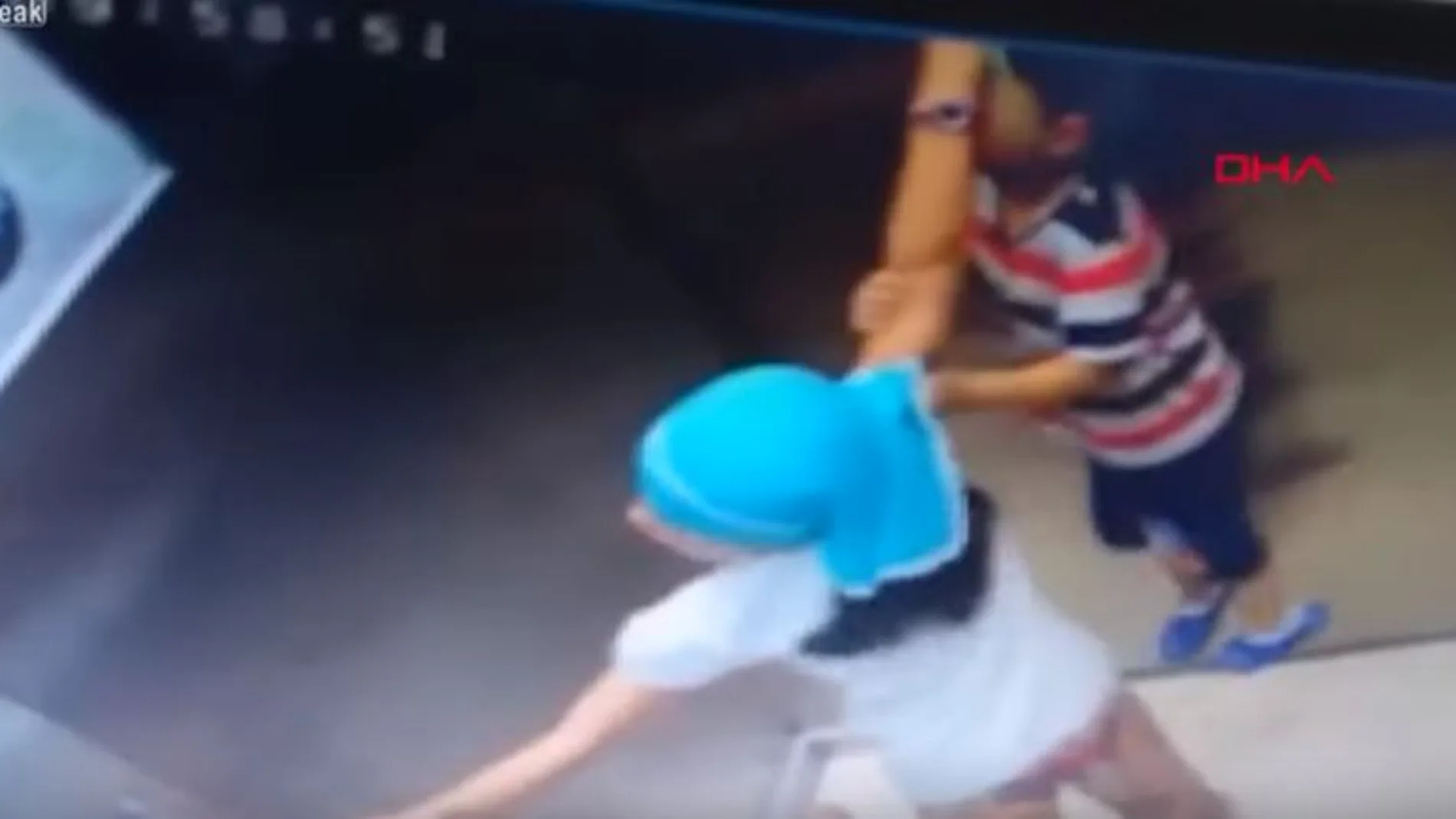 Un niño casi muere en el ascensor al engancharse su cordón en las puerta Un niño casi muere en el ascensor al engancharse su cordón en las puerta