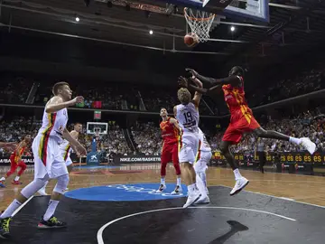 Ilimane Diop trata de capturar un rebote ante dos defensores de Lituania Ilimane Diop trata de capturar un rebote ante dos defensores de Lituania