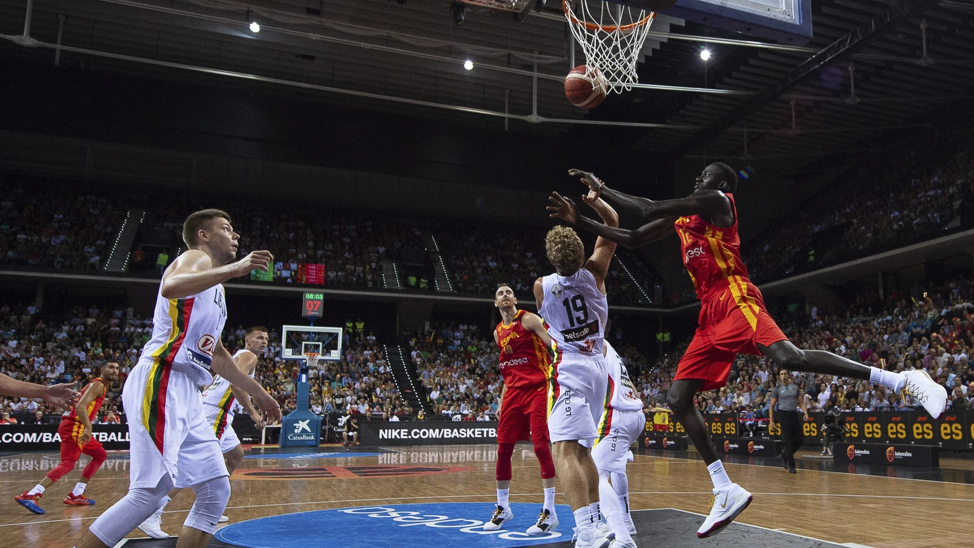 Ilimane Diop trata de capturar un rebote ante dos defensores de Lituania Ilimane Diop trata de capturar un rebote ante dos defensores de Lituania