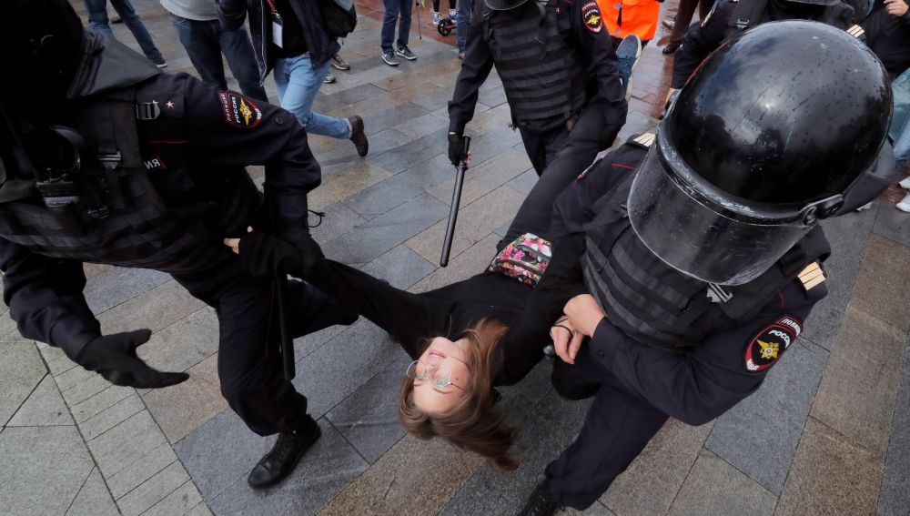 La Policía detiene al menos a 700 personas en una nueva jornada de protestas en Moscú