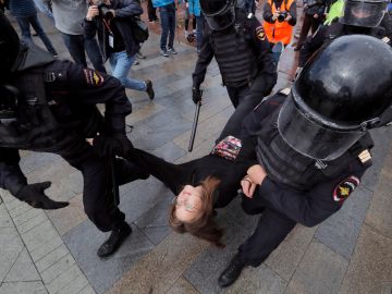 La Policía detiene al menos a 700 personas en una nueva jornada de protestas en Moscú