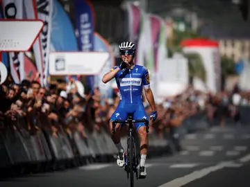 Remco Evenepoel cruza primero la línea de meta en San Sebastián Remco Evenepoel cruza primero la línea de meta en San Sebastián