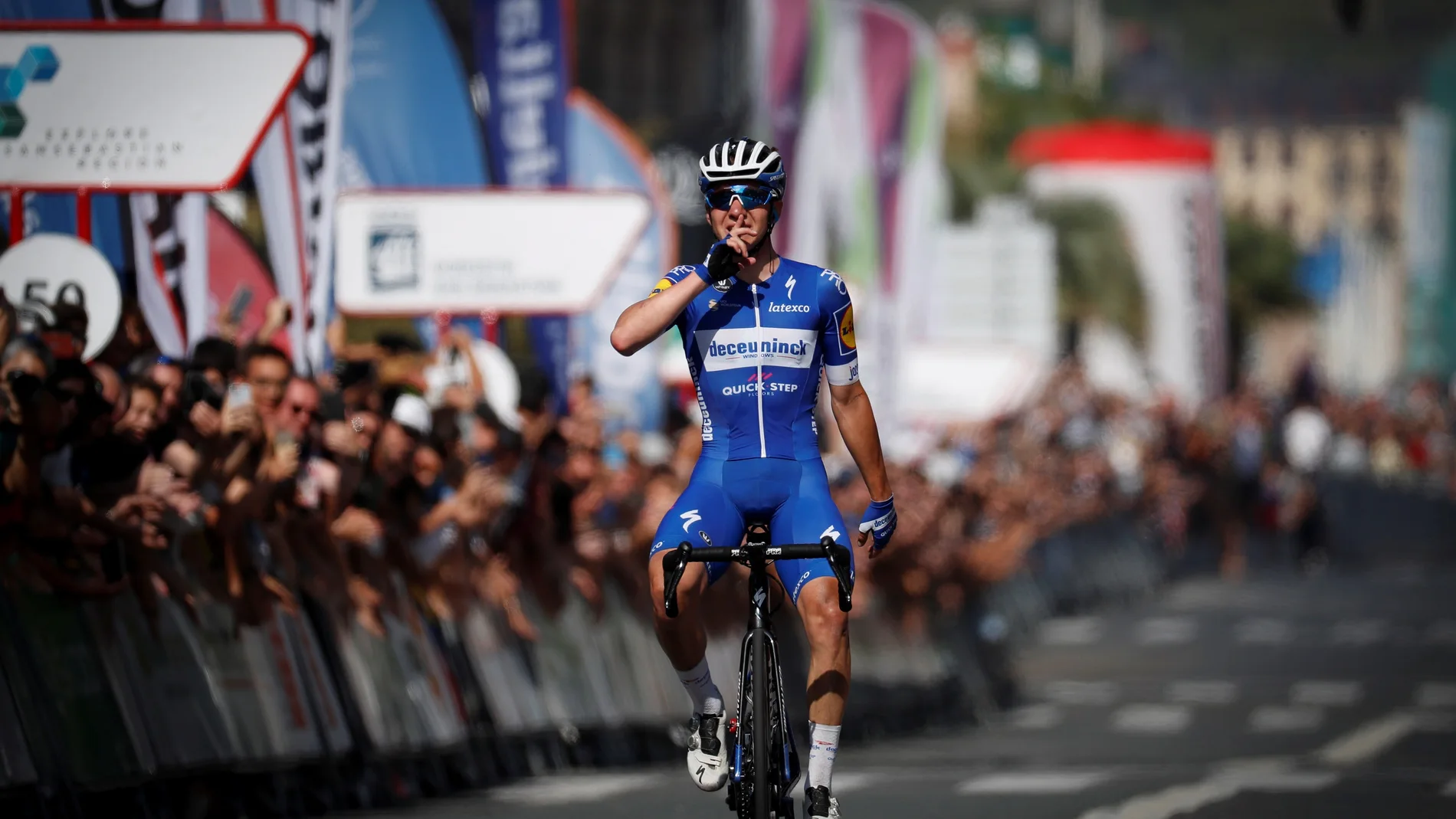 Remco Evenepoel cruza primero la línea de meta en San Sebastián Remco Evenepoel cruza primero la línea de meta en San Sebastián