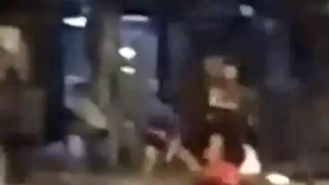 Herido grave un hombre tras recibir una paliza en L'Hospitalet de Llobregat Herido grave un hombre tras recibir una paliza en L'Hospitalet de Llobregat