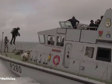 El 'soldado volador' francés logra cruzar el Canal de la Mancha en su flyboard
