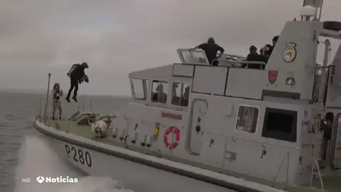 El 'soldado volador' francés logra cruzar el Canal de la Mancha en su flyboard El 'soldado volador' francés logra cruzar el Canal de la Mancha en su flyboard