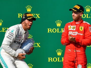 Lewis Hamilton en el podio junto a Sebastian Vettel en el GP de Hungría