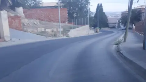 Asfalto liso sin agarre En la cm 4004 a su paso por la localidad de alameda de la sagra provincia de Toledo 45240 ,el asfalto está liso. Ya ha habido varios accidentes y en invierno con mojado y hielo es una pista de patinaje . No tiene agarre suficiente
