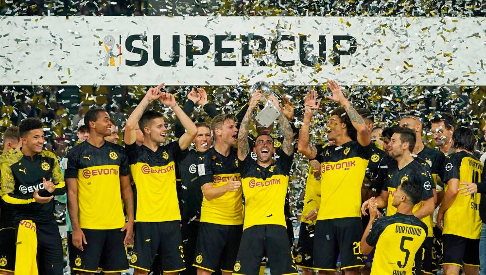 Paco Alcácer levanta la Supercopa de Alemania 2019