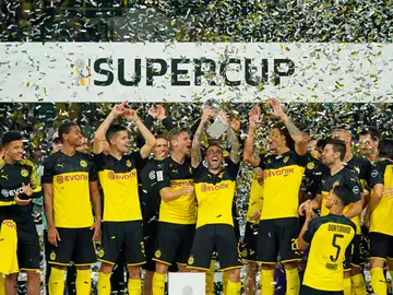 Paco Alcácer levanta la Supercopa de Alemania 2019 Paco Alcácer levanta la Supercopa de Alemania 2019
