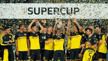 Paco Alcácer levanta la Supercopa de Alemania 2019