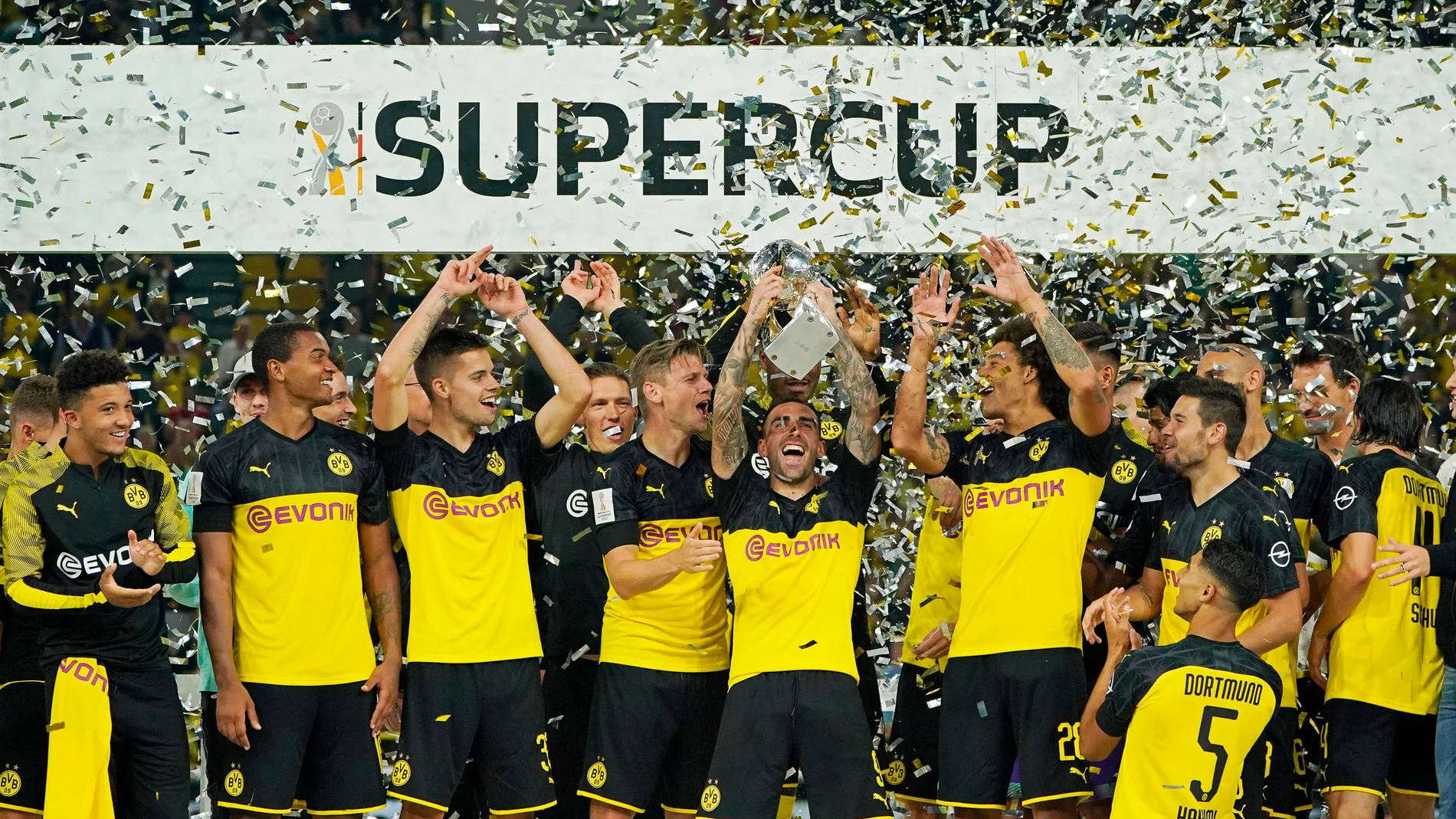 Paco Alcácer levanta la Supercopa de Alemania 2019 Paco Alcácer levanta la Supercopa de Alemania 2019