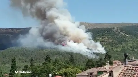 Un incendio en la sierra madrileña se acerca al Parque Nacional de Guadarrama Un incendio en la sierra madrileña se acerca al Parque Nacional de Guadarrama