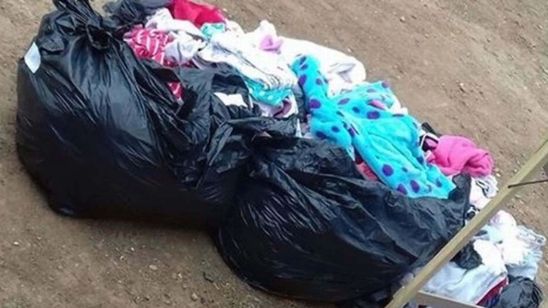 Una madre intenta vender la ropa de sus hijas después de matarlas Una madre intenta vender la ropa de sus hijas después de matarlas