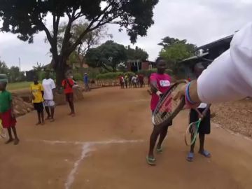 Tenis solidario en Uganda: "A veces nos sentimos como Papá Noel"