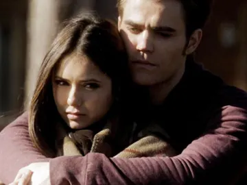 Nina Dobrev y Paul Wesley en 'Crónicas Vampíricas' Nina Dobrev y Paul Wesley en 'Crónicas Vampíricas'