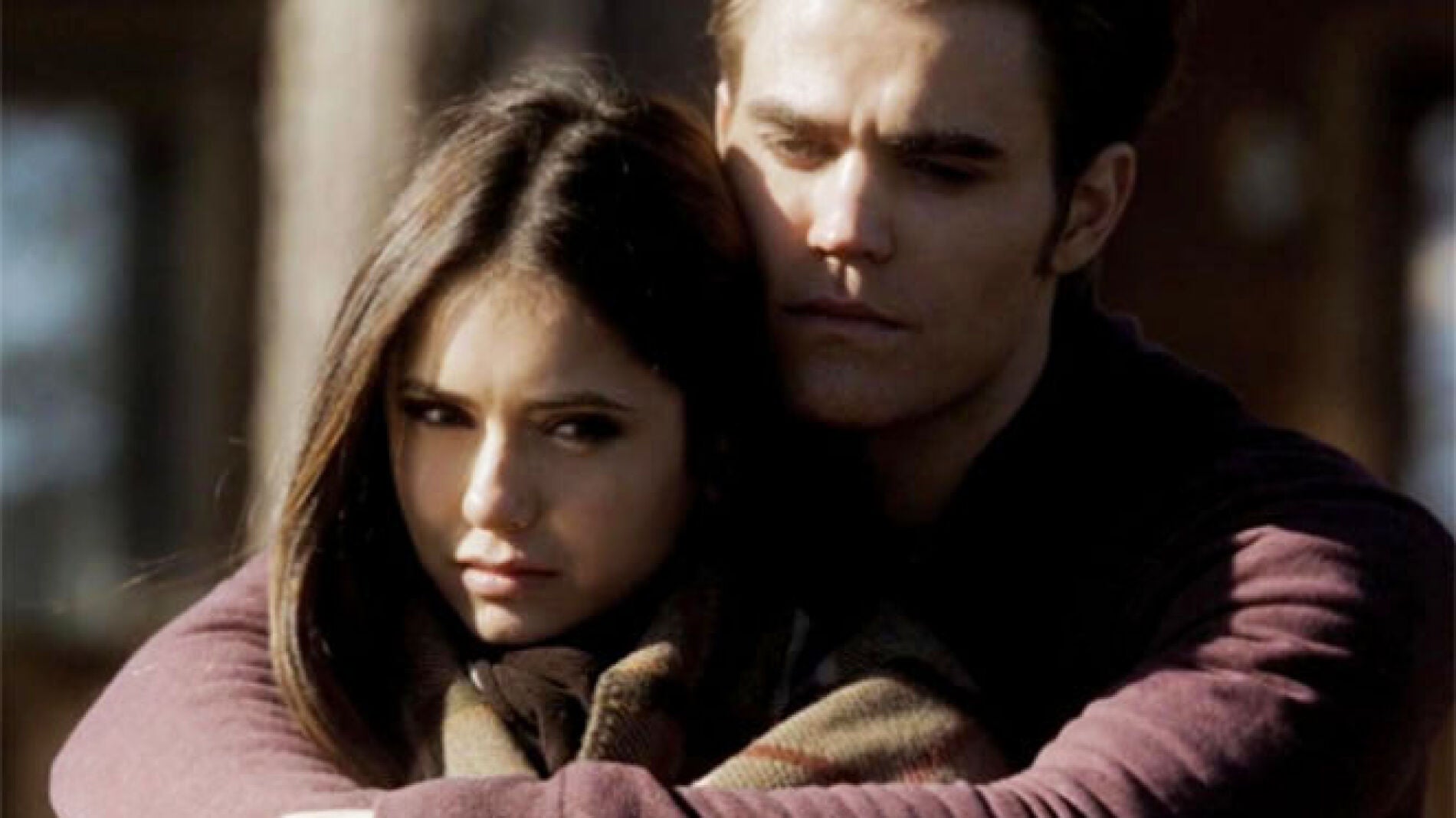 Nina Dobrev y Paul Wesley en 'Crónicas Vampíricas'